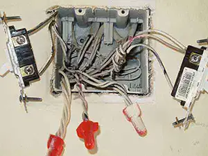 How to Wire Two Light Switches With One Power Supply